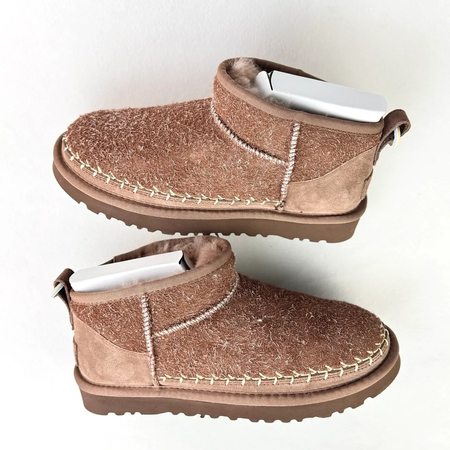 💰520 📦25 New Products for Autumn and Winter | Biarritz · UGG New Products for Autumn and Winter Classic Novelty Series (Biarritz Style) 🔥 I have been recently picked up by this Biarritz model ￼￼[草草R][草草R][草草R] 📦The entire series of Biarritz is now online ❄️There are Tasman slip-ons and ultra-short boots suitable for autumn and winter. ✔️🔘 Tasman Biarritz model Shoe size: 36-40 Color: mustard seed/light oak brown ✔️🔘Classic super short boots Biarritz model shoe size: 36-40 Color: mustard seed/light oak brown 🍁Let’s create our own uniqueness together this autumn and winter ✔️ In the collision of classics and personality 💫 Find your unique relaxed style 😎 This style is very UGG!